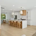 Apartment Getaway Rooftop Views & Modern Comfort *