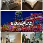 The Nash Luxe, Pool, Gym, Nightlife!
