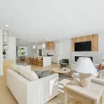 Apartment Getaway Rooftop Views & Modern Comfort