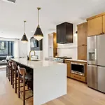 New Stylish Nash Townhouse W Hot Tub & Rooftop Apartment Nashville