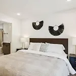 New Stylish Nash Townhouse W Hot Tub & Rooftop Nashville
