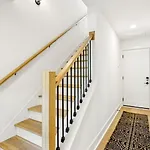 New Stylish Nash Townhouse W Hot Tub & Rooftop