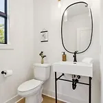 New Stylish Nash Townhouse W Hot Tub & Rooftop Apartment *