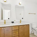New Stylish Nash Townhouse W Hot Tub & Rooftop *