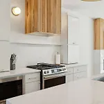 Getaway Rooftop Views & Modern Comfort