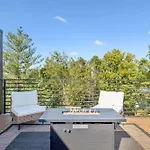 New Stylish Nash Townhouse W Hot Tub & Rooftop Apartment