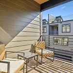 Apartment New Stylish Nash Townhouse W Hot Tub & Rooftop *