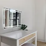 Getaway Rooftop Views & Modern Comfort Apartment