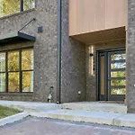 Getaway Rooftop Views & Modern Comfort Apartment *
