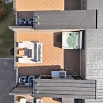 Apartment Getaway Rooftop Views & Modern Comfort
