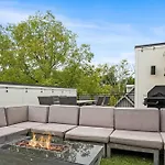 Stylish 4br - Rooftop Deck Near Downtown