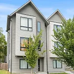 Holiday home Stylish 4br - Rooftop Deck Near Downtown Nashville