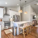 Dream Sylvan Park 4 Bed 3 Bath, Lush Outdoor Area Holiday home *