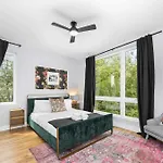 Holiday home Stylish 4br - Rooftop Deck Near Downtown