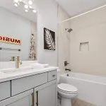 Holiday home Stylish 4br - Rooftop Deck Near Downtown