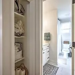 Dream Sylvan Park 4 Bed 3 Bath, Lush Outdoor Area Holiday home *