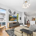 Holiday home Stylish 4br - Rooftop Deck Near Downtown *