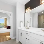 Holiday home Stylish 4br - Rooftop Deck Near Downtown
