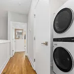 Stylish 4br - Rooftop Deck Near Downtown Holiday home *