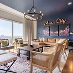 Holiday home Bustling Broadway By Local *