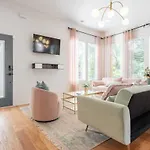 The Pink Royale By Local Holiday home *