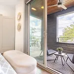 The Onyx Opal By Local Holiday home