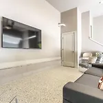 The Onyx Opal By Local Holiday home