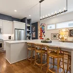 Holiday home Bustling Broadway By Local