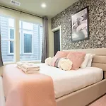 The Pink Royale By Local Holiday home