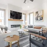 The Onyx Opal By Local Holiday home *