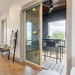 The Onyx Opal By Local Holiday home *