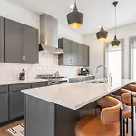 The Onyx Opal By Local Holiday home *