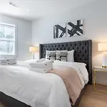 The Maddox By Local Holiday home *