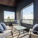 The Onyx Opal By Local Holiday home