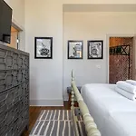 Holiday home Bustling Broadway By Local