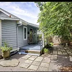 Peaceful Private Cottage, Walk To Park & 5 Mins To Downtown