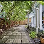 Peaceful Private Cottage, Walk To Park & 5 Mins To Downtown