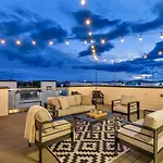 Double Rooftop Decks Hot Tub Karaoke Holiday home *