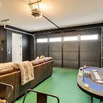 Double Rooftop Decks Hot Tub Karaoke *