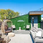 Dual Homes Rooftop Deck In Downtown Holiday home *