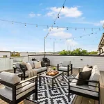 Holiday home Double Rooftop Decks Hot Tub Karaoke *