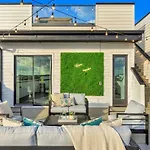 Double Rooftop Decks Hot Tub Karaoke *