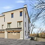 Holiday home Near Vanderbilt And Belmont With Garage, Pool Table