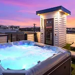 Holiday home Elevator With Rooftop Hot Tub & Spacious Yard