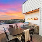 Holiday home Elevator With Rooftop Hot Tub & Spacious Yard