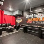Private With Rooftop Game Near Downtown *