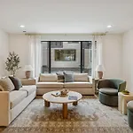 Holiday home Chic Nash Townhouse Rooftop Patio And Views *