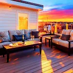 Holiday home Elevator With Rooftop Hot Tub & Spacious Yard *