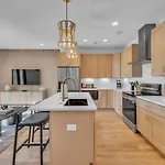 Stylish 5br Retreat W Rooftop Hot Tub Holiday home
