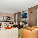 Elevator With Rooftop Hot Tub & Spacious Yard Nashville